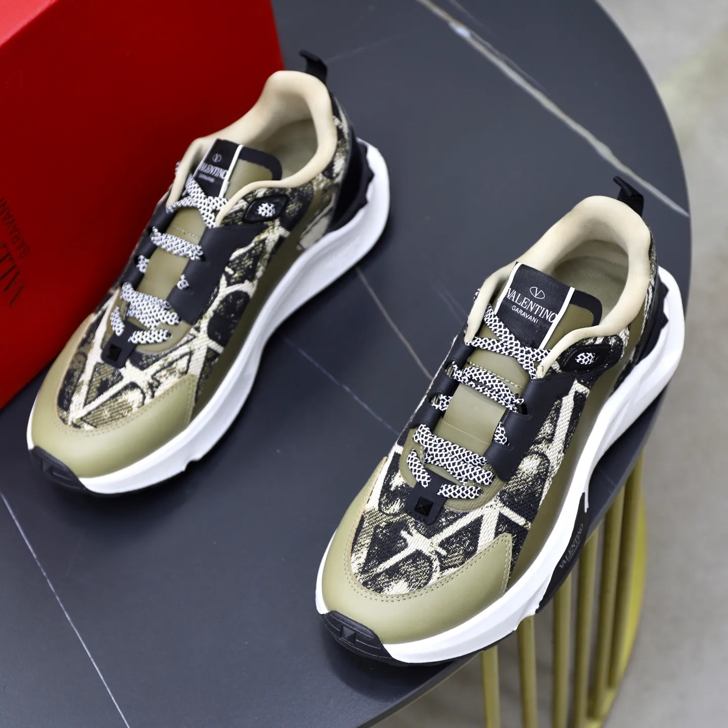 Ex-factory price: 520💰VALENTINO/Valentino Men's latest low-cut thick-soled sports shoes are shipped. Made with heavy industry, men's fine casual sports shoes, versatile style. Original leather, rubber lines embellished with geometric segmented uppers, hand-sewn with fine craftsmanship, novel and fashionable style, rubber soles with rivet details on the front and back, VALENTINO GARAVANI LOGO printed on the side, and Valentino Garavani decorative inlay on the tongue. Logo, comfortable, breathable and durable on the feet! Comes with full original packaging! Code number: 38-39-40-41-42-43-44 (45 can be customized)